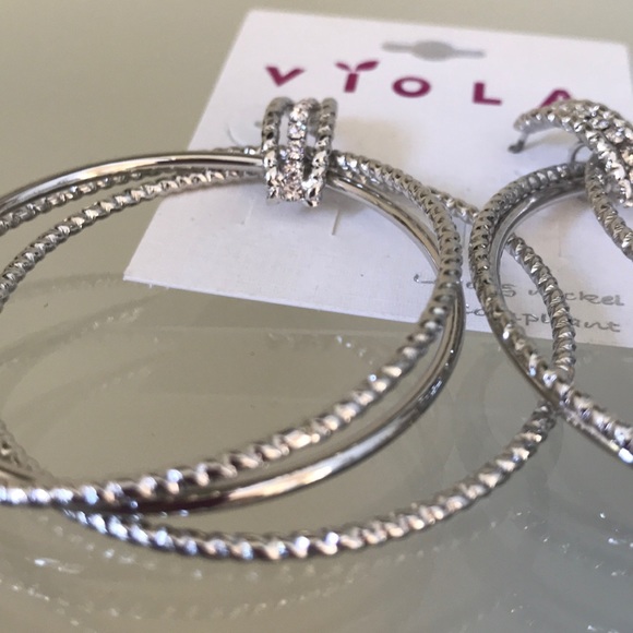 🌈3-Ring Rhinestone & Ribbed Hoop Earrings 💎 - Picture 3 of 6